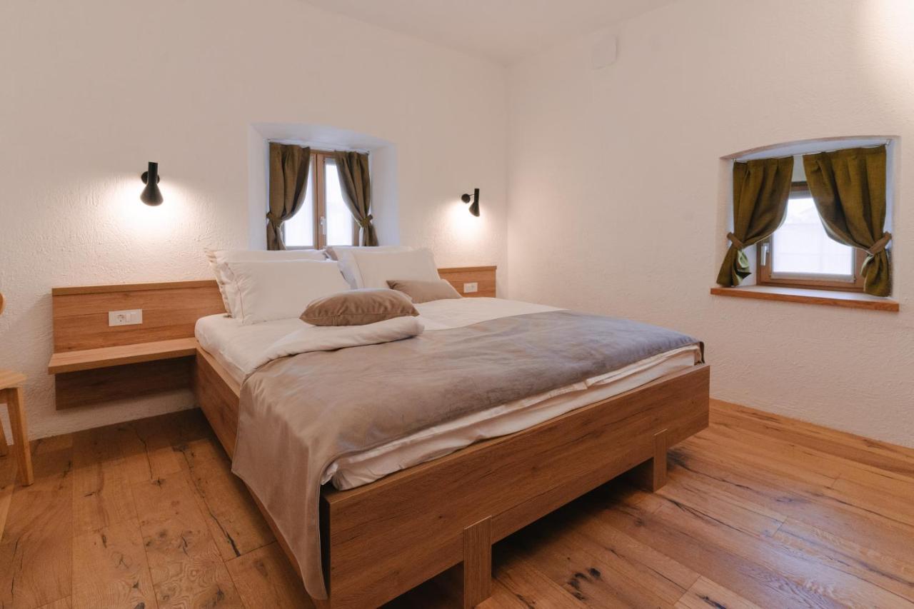 Pira Hotel Постойна Экстерьер фото
