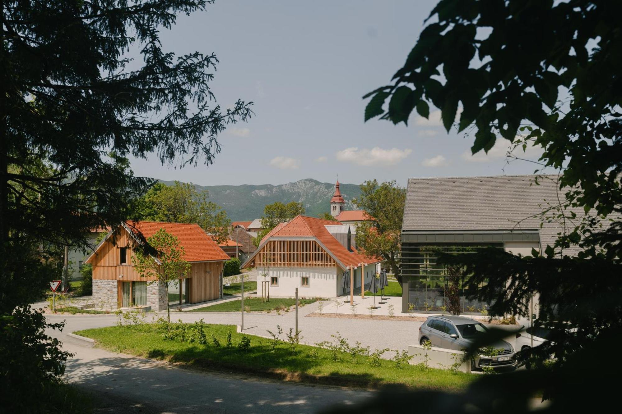 Pira Hotel Постойна Экстерьер фото