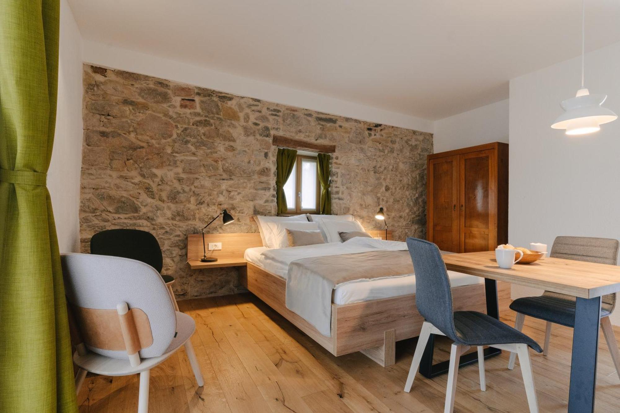 Pira Hotel Постойна Экстерьер фото